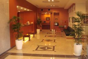 eine Lobby mit Topfpflanzen in einem Krankenhaus in der Unterkunft Hotel Route-Inn Morioka Ekimae in Morioka