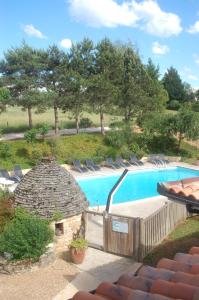 uma piscina com espreguiçadeiras e uma piscina em Hotel Le Mas de Castel - Piscine chauffee em Sarlat-la-Canéda