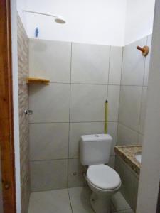 bagno con servizi igienici e lavandino di Os Navegantes A a Guajiru
