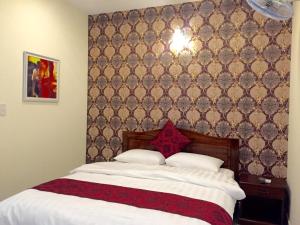 Postel nebo postele na pokoji v ubytování Huy Hoang 1 Hotel - Tân Bình
