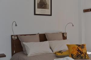 łóżko z dwoma lampami na górze z poduszkami w obiekcie Apartamento Ancla 26 w mieście Torre del Mar