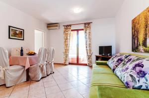Televízia a/alebo spoločenská miestnosť v ubytovaní Villa Mare Apartments