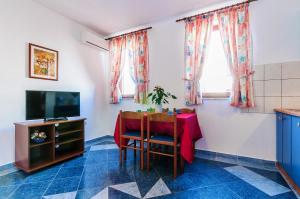 Televízia a/alebo spoločenská miestnosť v ubytovaní Villa Mare Apartments