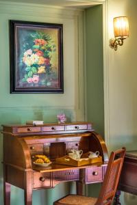 a desk in a room with a painting on the wall at Casa Heberart Guest House Capo le Case in Rome