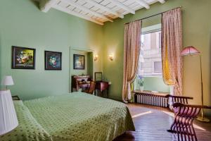 a bedroom with a bed and a window at Casa Heberart Guest House Capo le Case in Rome