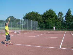Tennis och/eller squashbanor vid eller i närheten av Le Vallon aux merlettes