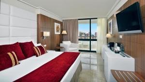 een hotelkamer met een groot bed en een televisie bij Melia Benidorm in Benidorm