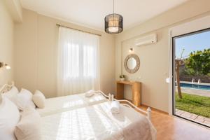 Agios Antonios Villas tesisinde bir odada yatak veya yataklar