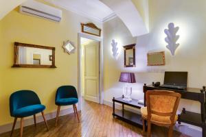 a room with two chairs and a desk with a laptop at Casa Heberart Guest House Capo le Case in Rome