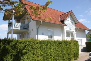 ein weißes Haus mit orangefarbenem Dach in der Unterkunft Ferienwohnung Laurias in Kappel-Grafenhausen