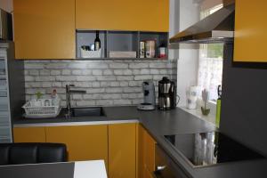 eine Küche mit gelben Schränken und einer Arbeitsplatte in der Unterkunft Ferienwohnung Laurias in Kappel-Grafenhausen