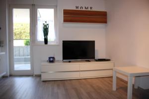 una sala de estar con TV de pantalla plana en una cómoda en Ferienwohnung Laurias, en Kappel-Grafenhausen
