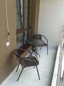 アドレルにあるAdler Apartment Prosvescheniya 148のバルコニー(椅子2脚、テーブル1台付)