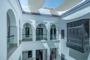 uma vista interna de um edifício com tecto em Riad Sapphire & Spa em Marrakech