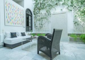 A seating area at Riad Sapphire & Spa