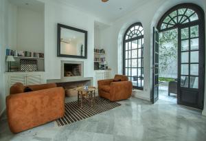uma sala de estar com duas cadeiras e um espelho em Riad Sapphire & Spa em Marrakech
