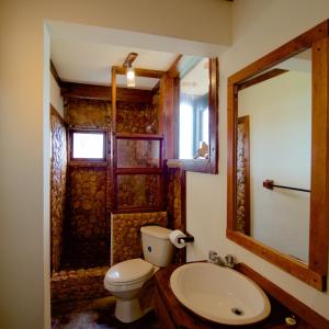 A bathroom at The Sea Cliff Hotel Resort & Spa