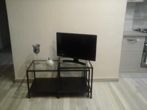 einen TV auf einem Glastisch im Wohnzimmer in der Unterkunft Sweet Home in La Spezia
