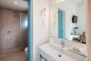 Kamar mandi di Costa d'Oiro Ambiance Village