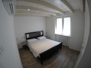 マルチェージネにあるCasa Vacanza Malcesineのベッドルーム(大型ベッド1台、窓付)
