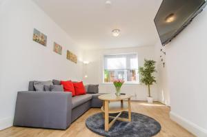 Sala de estar con sofá gris y mesa en Warren House, en Doncaster