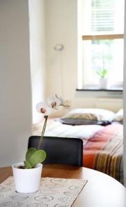 Postel nebo postele na pokoji v ubytování Stockholm Checkin Apartment Alvik