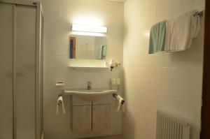 A bathroom at Gästehaus Erler