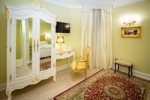 Televízia a/alebo spoločenská miestnosť v ubytovaní Palazzo Venezia-Adults Only