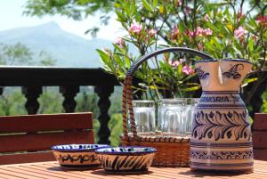 einen Tisch mit drei Schüsseln und einer Vase darauf in der Unterkunft Villa La Croix Basque in Ciboure