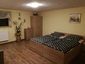 1 dormitorio con 1 cama con sábanas blancas y negras en Apartament Aldi en Bielsko-Biala