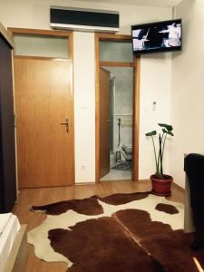 TV a/nebo společenská místnost v ubytování City Bridge Guest House