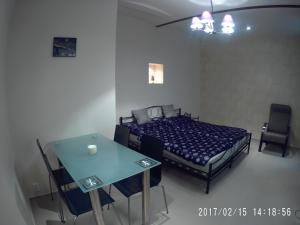 1 dormitorio con 1 cama, mesa y sillas en Lucas Apartment - Self check-in, en Bratislava