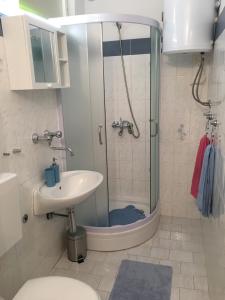 Kúpeľňa v ubytovaní Apartment Rojal + 37 fotografií
