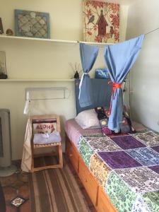 Una cama o camas en una habitación de Ohana Halei Guest House