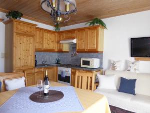 een keuken met een tafel met wijnglazen erop bij Ferienwohnung Vierthaler in Gosau