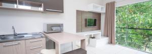 Kuchyň nebo kuchyňský kout v ubytování Flat Beira Rio