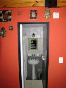 łazienka z toaletą i umywalką w obiekcie Mi casa en Las Leñas w mieście Las Leñas