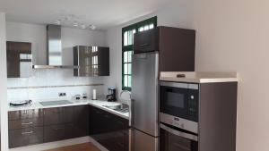 eine Küche mit Kühlschrank und Spüle in der Unterkunft Omae Papagayo in Playa Blanca
