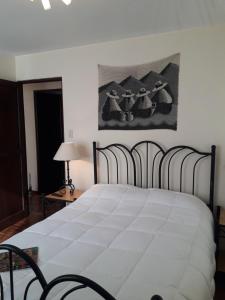 1 dormitorio con 1 cama blanca grande en una habitación en Lindavista La Paz Apartamento, en La Paz