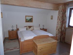 a bedroom with a large bed and a window at Ferienwohnung Vierthaler in Gosau