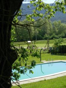 Výhľad na bazén v ubytovaní Camping-Bungalow la Vall de Campmajor alebo v jeho blízkosti