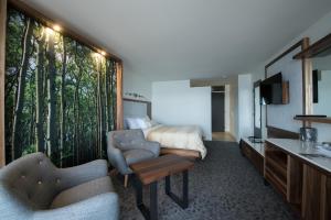 a hotel room with a bed and a large window at Auberge de la Pointe in Rivière-du-Loup