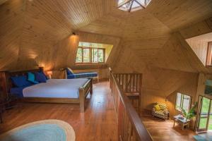 ケープ・トリビュレーションにあるCape Tribulation Holiday Houseの木造家屋内のベッドルーム(ベッド付)