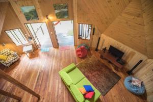 ケープ・トリビュレーションにあるCape Tribulation Holiday Houseのキャビン内のリビングルームのオーバーヘッドビュー +31枚の写真