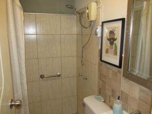 Bagno di Kangaroo Wasi Airport Bed & Breakfast
