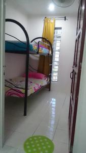 เตียงสองชั้นในห้องที่ Arina`s Homestay