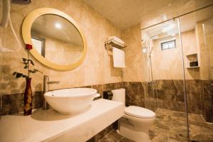Koupelna v ubytování Sapa Wings Hotel + 37 fotografií