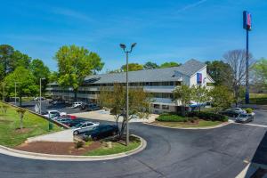 an aerial view of a hotel with a parking lot at Motel 6-Tucker, GA - Atlanta Northeast in Tucker