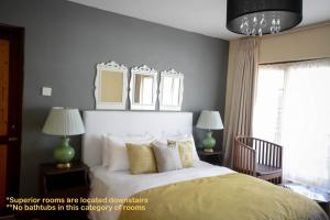 ein Schlafzimmer mit einem großen Bett mit gelben Kissen in der Unterkunft Villa Tea Fields in Nuwara Eliya