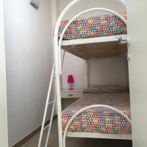 Divstāvu gulta vai divstāvu gultas numurā naktsmītnē Marinella di Montalbano